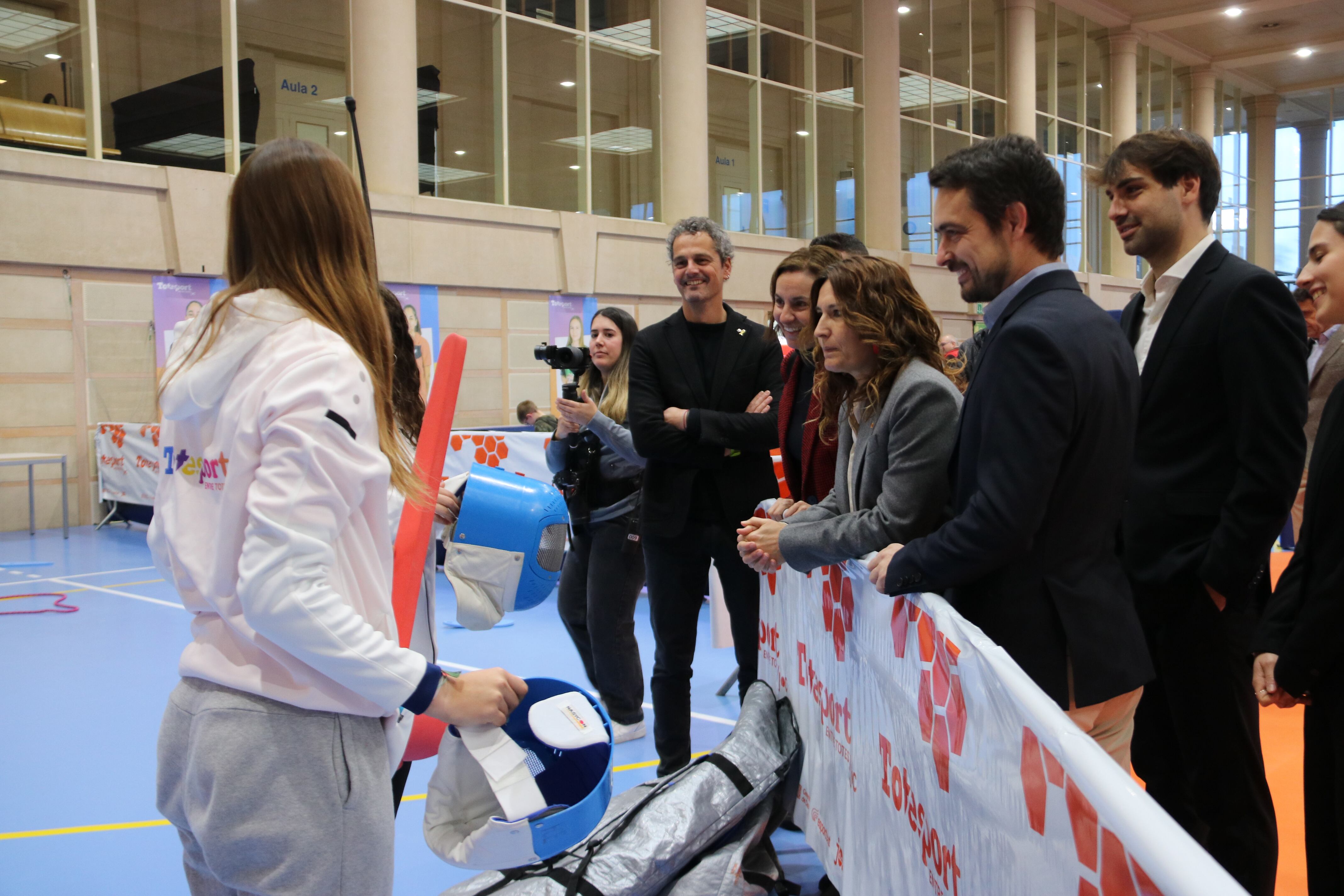 La consellera de Presidència, Laura Vilagrà, parlant amb una esgrimista en la segona edició del Totesport