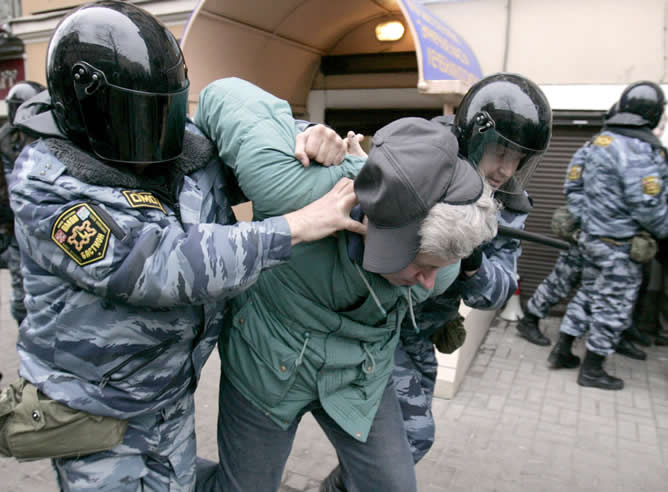 La policía ha detenido a cien personas en la manifestación de San Petersburgo