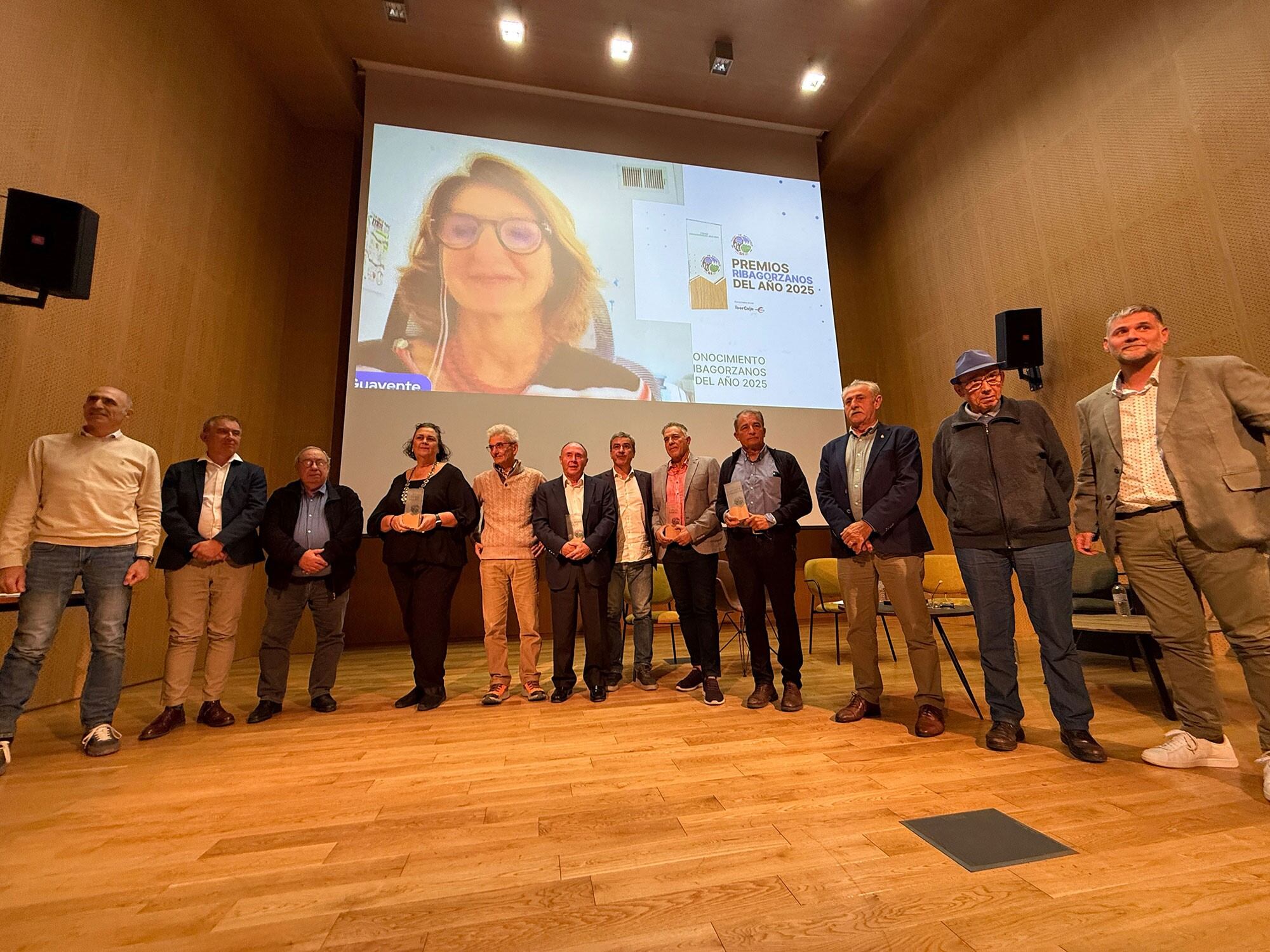 Foto de familia de los galardonados con los miembros de la asociación y las autoridades