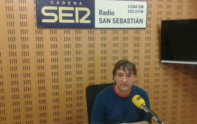 El portavoz del gobierno municipal Josu Ruiz, en los estudios de Radio San Sebastián.
