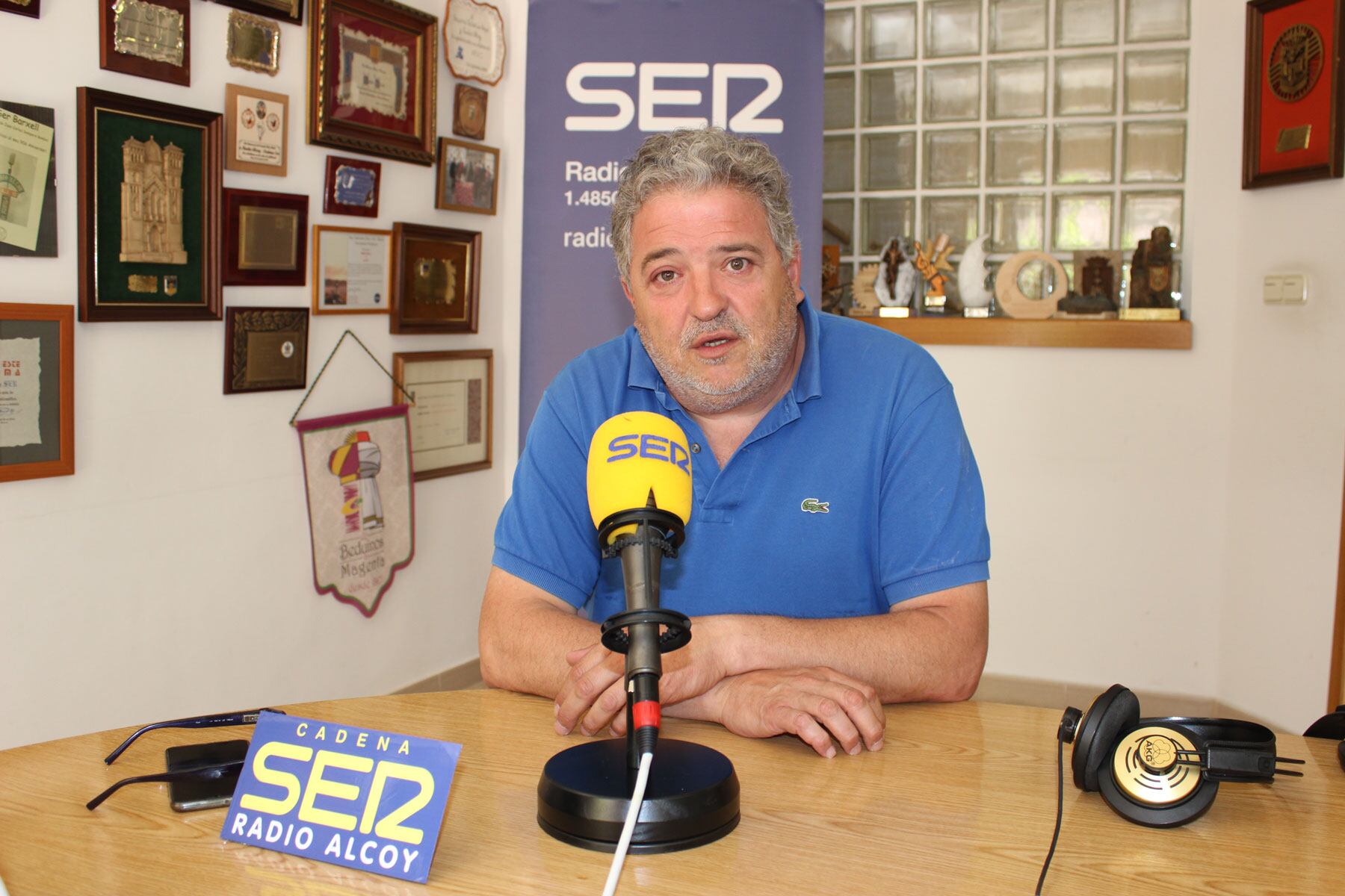 Gabriel Tomás, alcalde de Muro, en el estudio central de Radio Alcoy