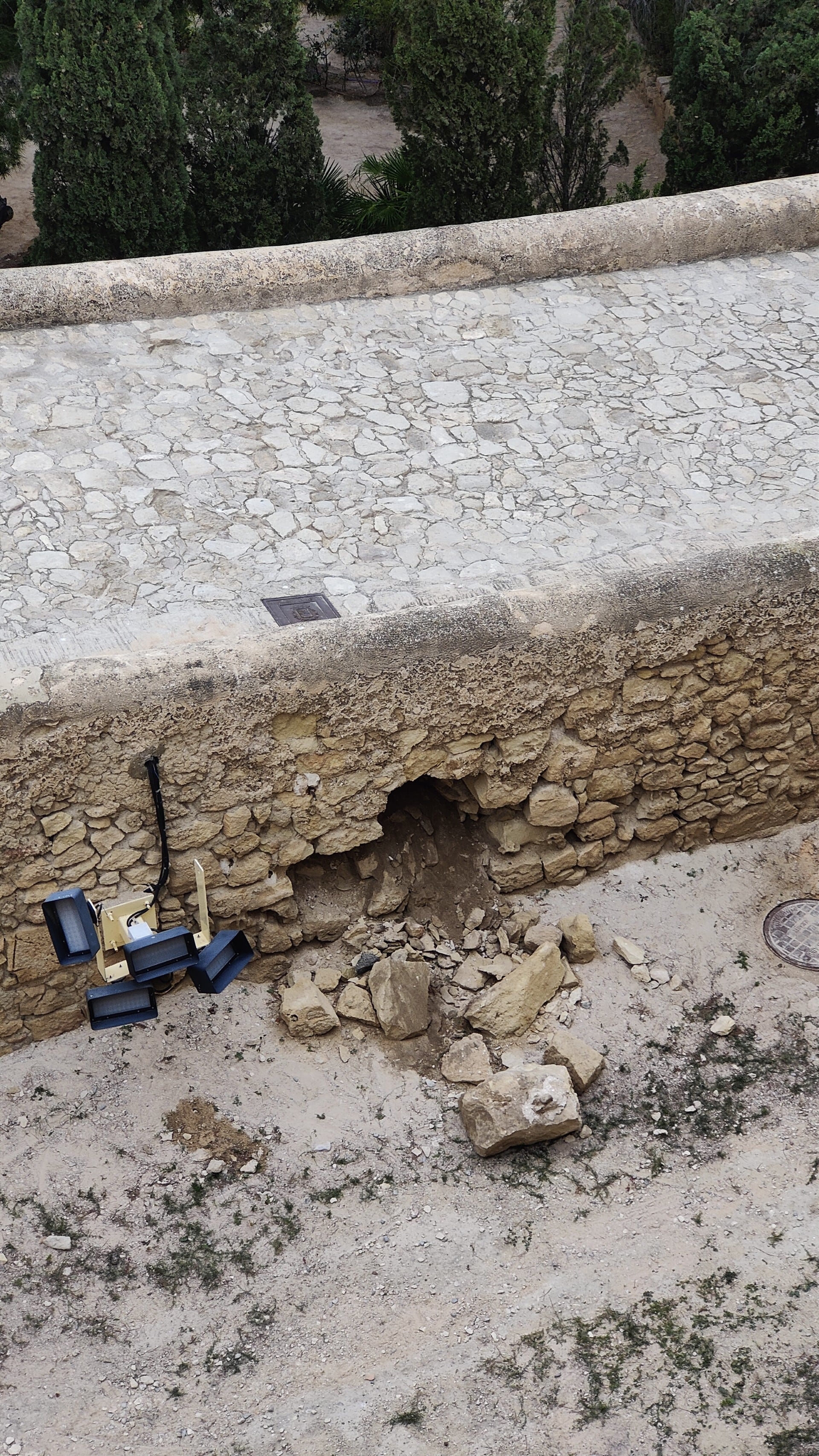 Desperfectos en un muro del Castillo de Santa Bárbara de Allicante