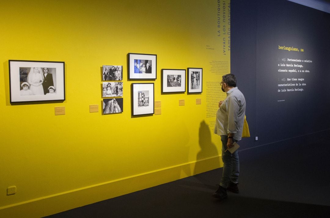 Un hombre observa algunas de las obras que componen la exposición “Berlanguiano, Luis García Berlanga (1921-2021)”, durante el día de su inauguración en la Real Academia de Bellas Artes de San Fernando, a 9 de junio de 2021, en Madrid (España). Impulsada por la Academia de Cine, la muestra presenta al cineasta como uno de los autores más significativos de la cultura española del siglo XX. En la exposición se muestra al creador de historias y personajes inolvidables a través de sus películas; de su presencia en la primera escuela de cine en España, fotografías de sus rodajes; instantáneas del autor; guiones; bocetos; libretos que no se materializaron; e instalaciones audiovisuales, entre otros elementos. 