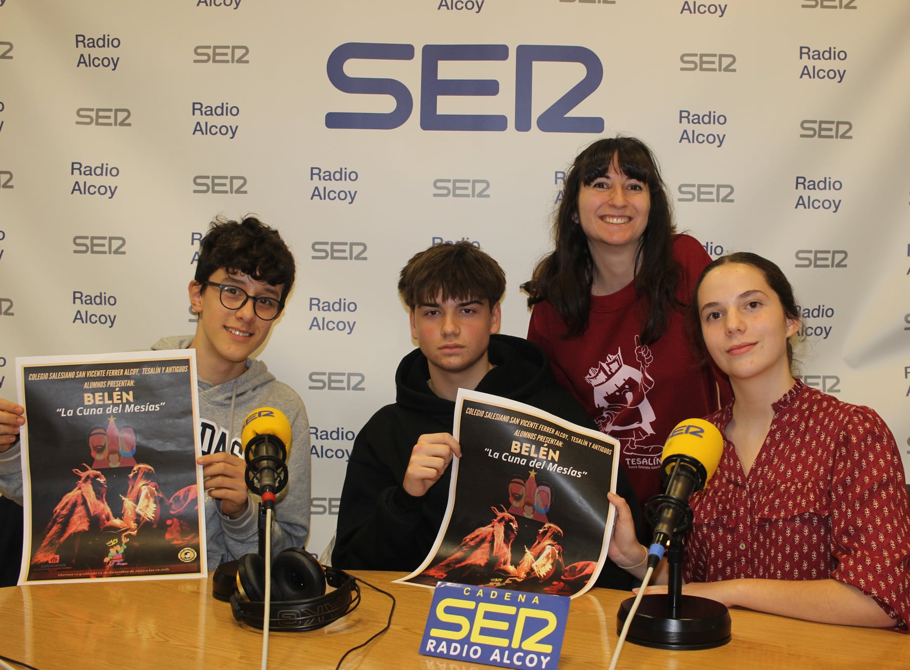 Adrián Soriano, Arturo Bayona, Carla Cabanes i Noemí Fraj, en l&#039;estudi central de Radio Alcoy l