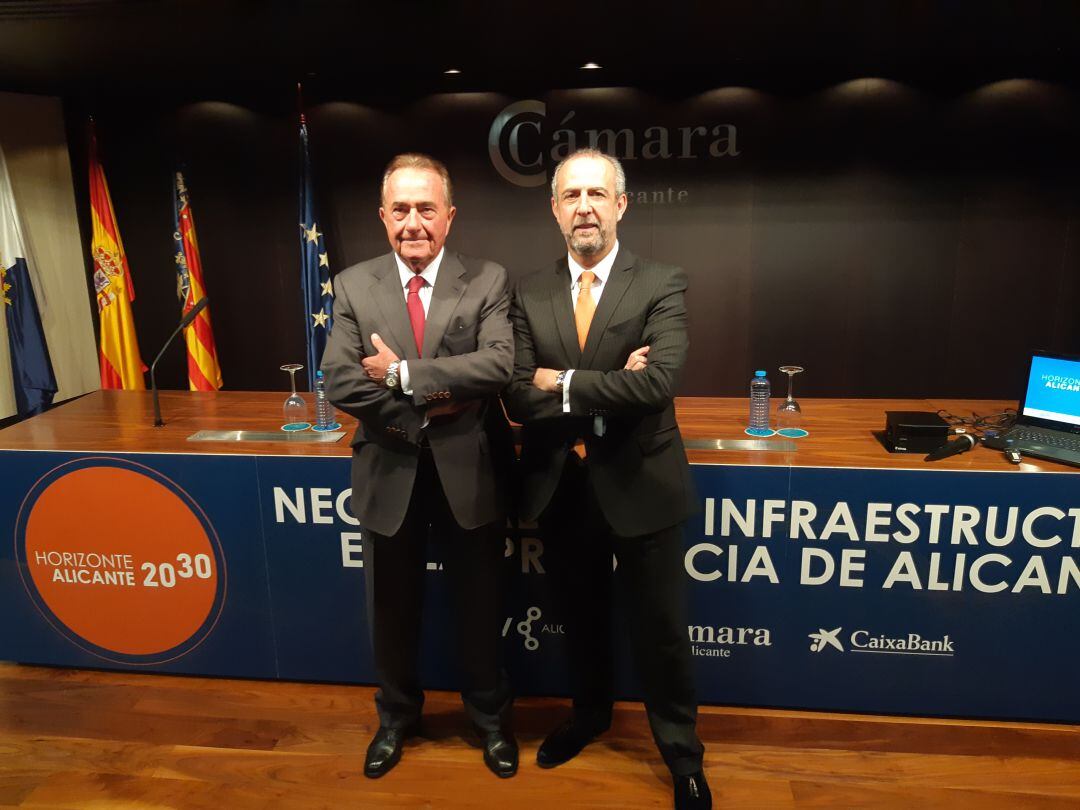 Juan Bautisa Riera, presidente de la Cámara de Comercio de Alicante (i) y Perfecto Palacio, de la CEV de Alicante (d), en la presentación del informe de INECA &quot;Alicante Horizonte 2020-2030&quot;.