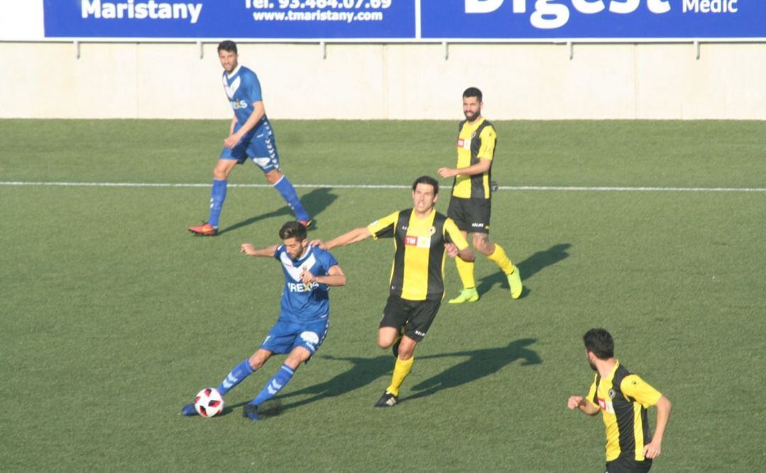 Fran Miranda corre detras de un jugador de Badalona