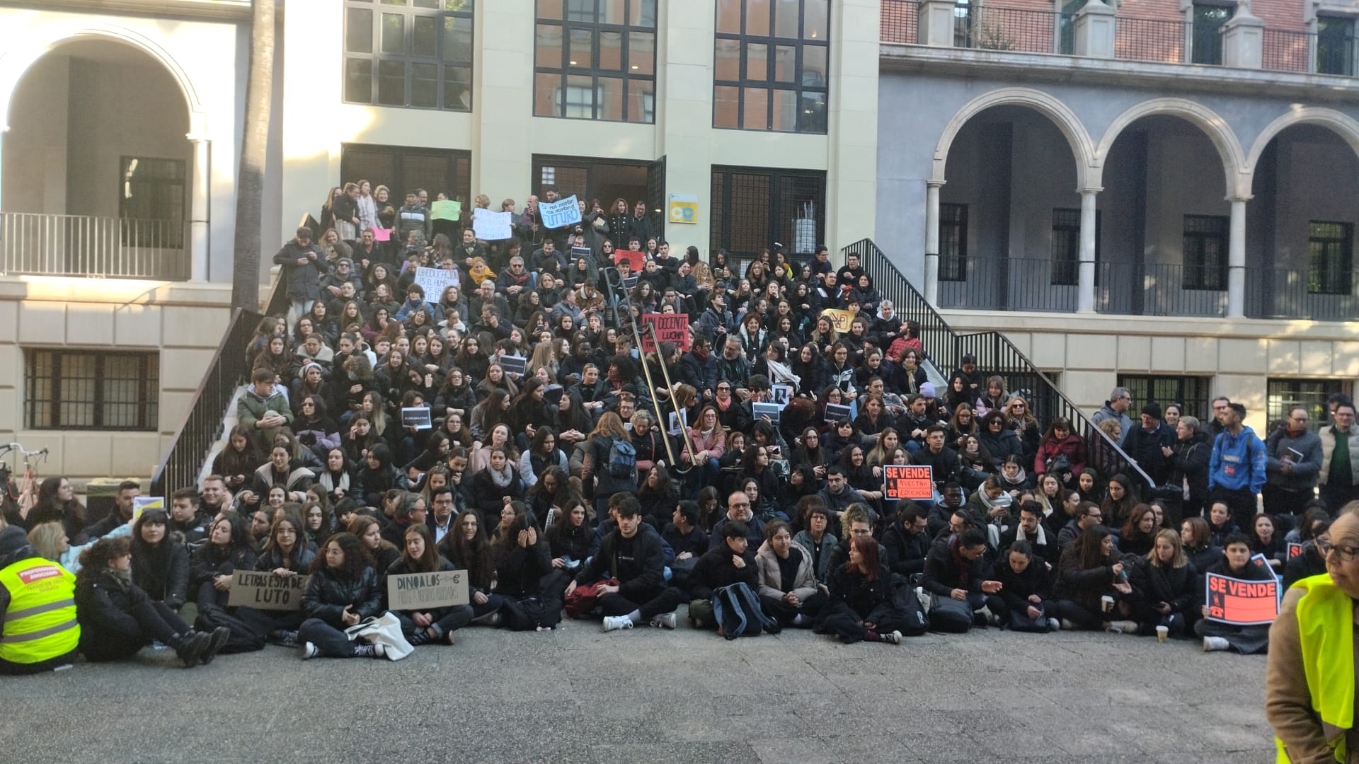 Protesta de alumnos y profesores asociados de la UMU en el campus de La Merced (3 marzo 2023)