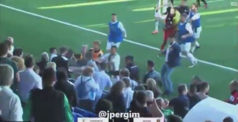 Captura del vídeo en un momento de la pelea al final del partido