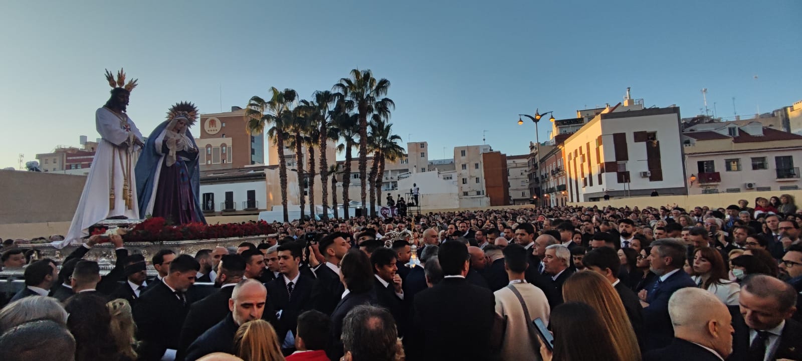 Miles de personas arropan a Jesús Cautivo