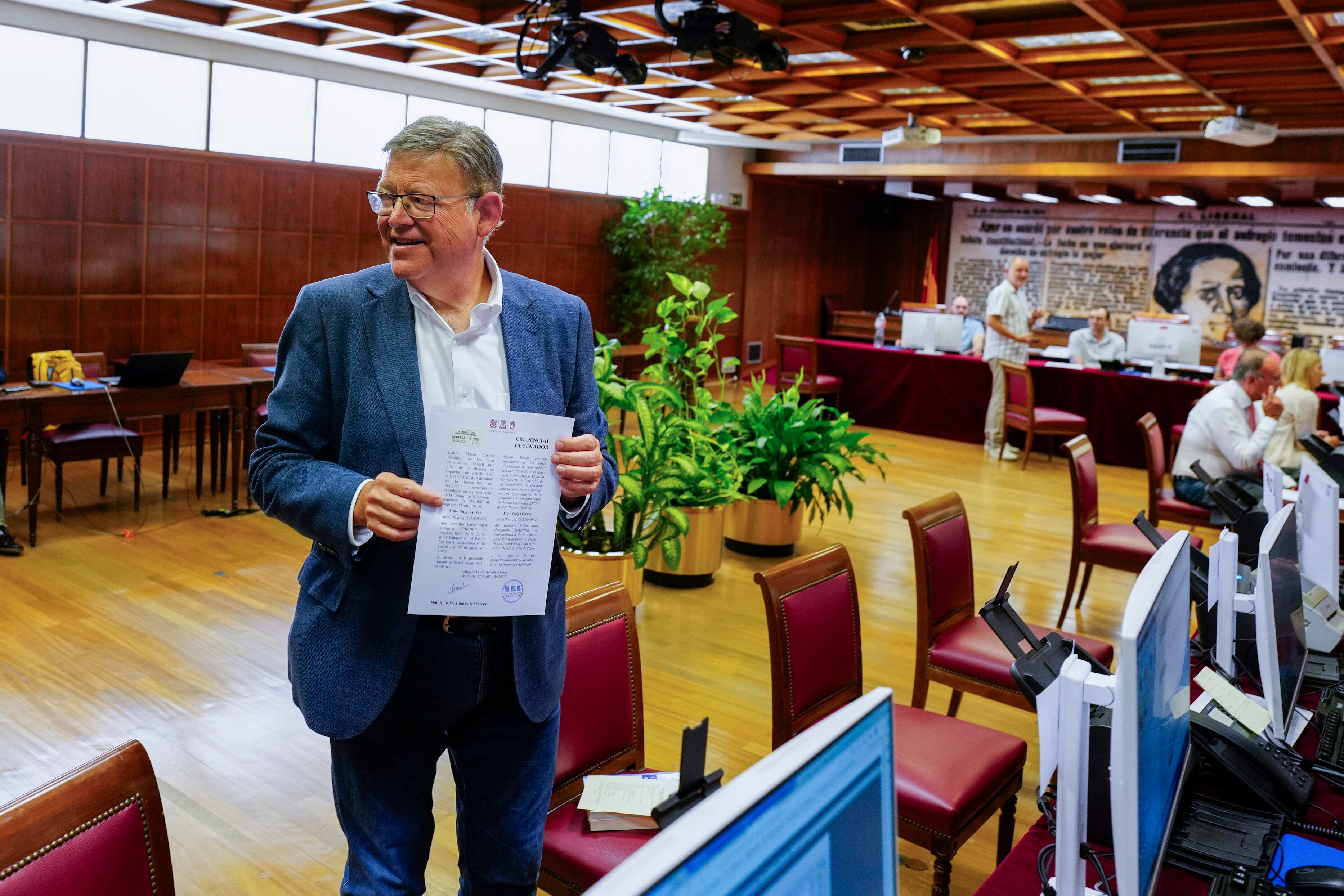 El secretario general del PSPV-PSOE, Ximo Puig, registra su acta como senador territorial en el Senado, este miércoles.