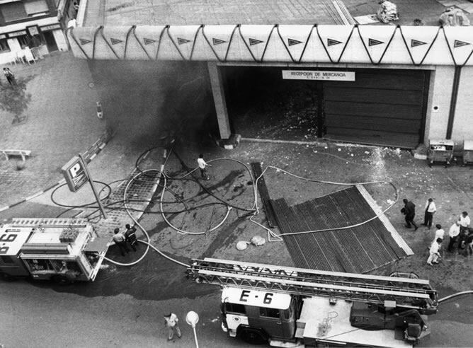 Fotografía de archivo, tomada el 19/06/1987, del exterior del aparcamiento del centro comercial Hipercor de Barcelona, momentos después del atentado de ETA que se saldó con 21 fallecidos y 45 heridos.