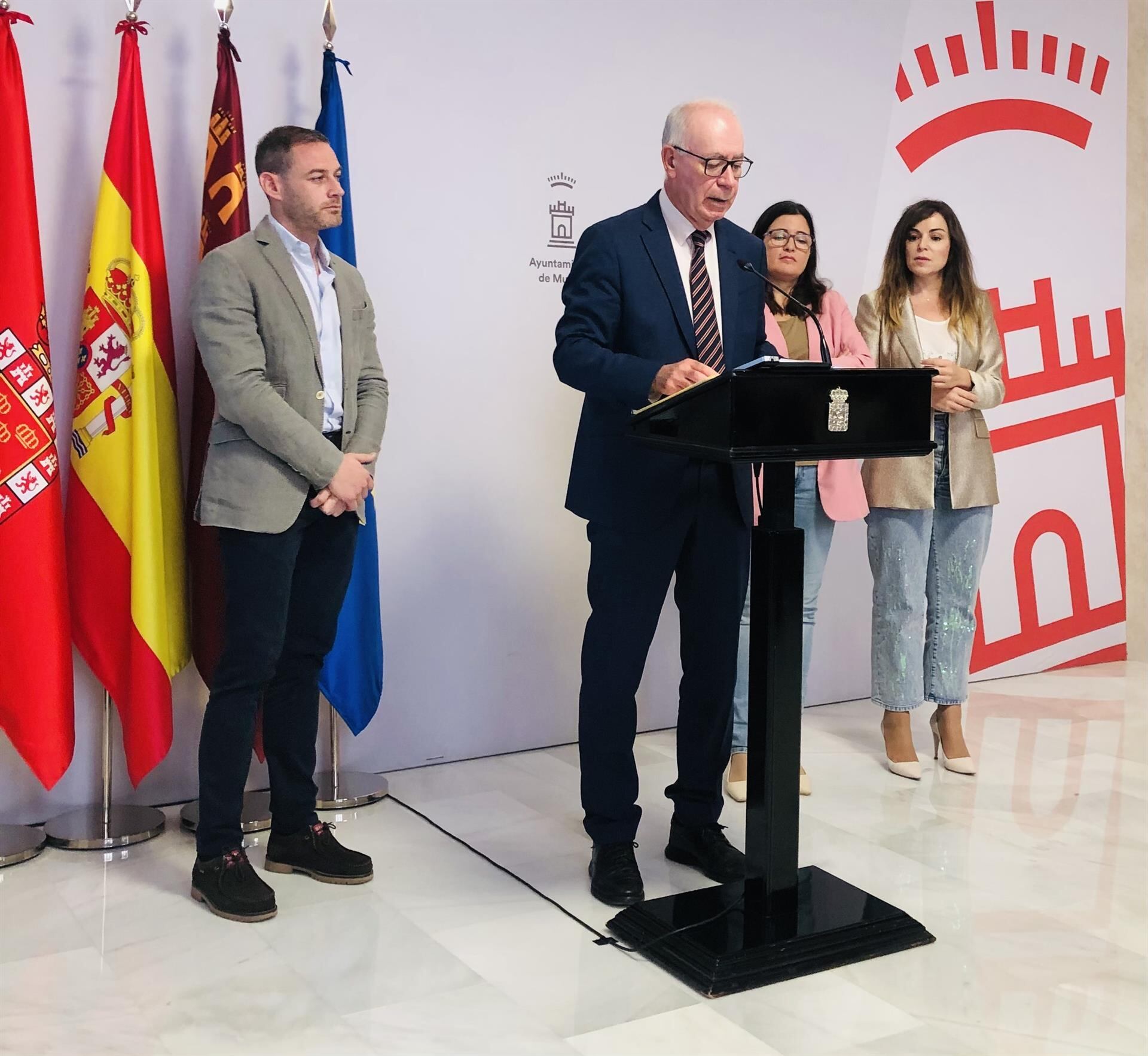 El concejal de Planificación Urbanística, Huerta y Medio Ambiente, Antonio Navarro, acompañado de la presidenta de la Junta Municipal de Gea y Truyols, María José Rodríguez, y los ediles Miguel Ángel Noguera y Rebeca Pérez