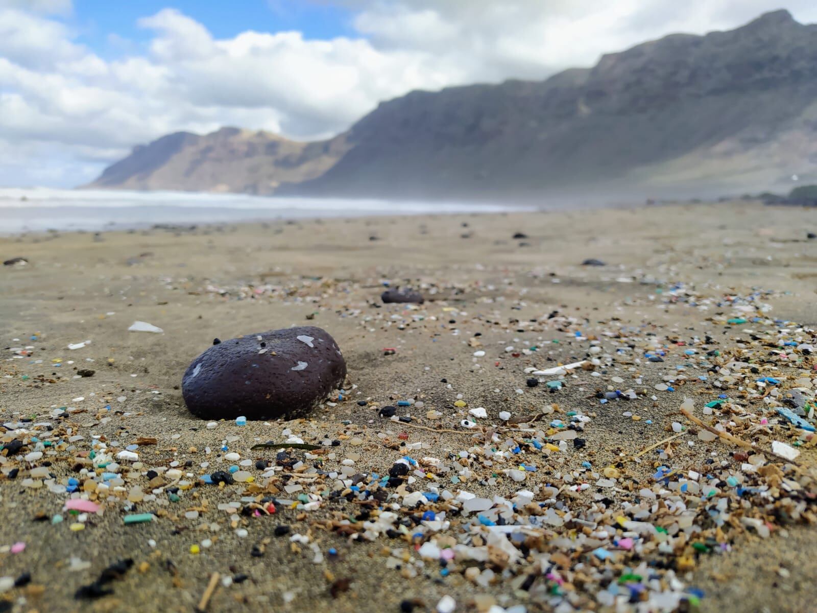 Microplásticos en la playa de Famara, en Lanzarote.