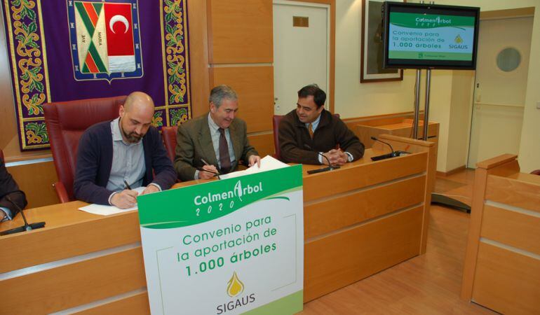 Momento de la firma del convenio entre el consistorio colmenareño y la entidad de reciclaje de aceite usado SIGAUS