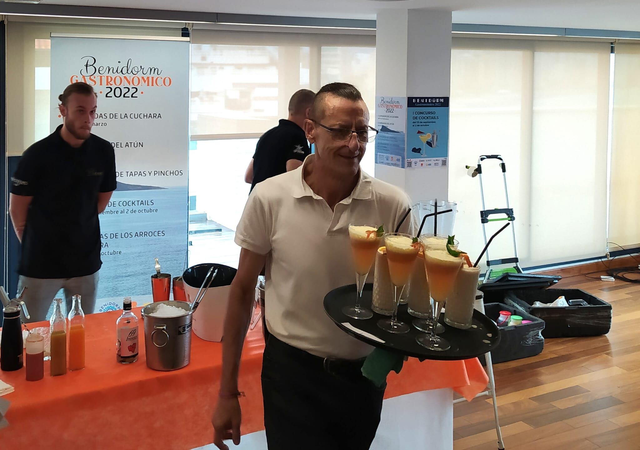 Un jurado profesional ha sido el primero en degustar las propuestas de diez establecimientos de Benidorm para el primer &#039;Concurso de Cocktails&#039;