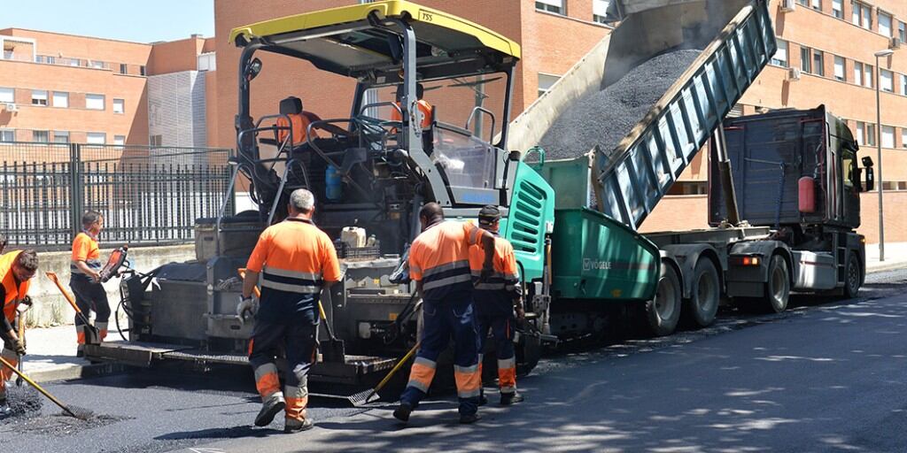 Operarios asfaltando una calle de Valdemoro.