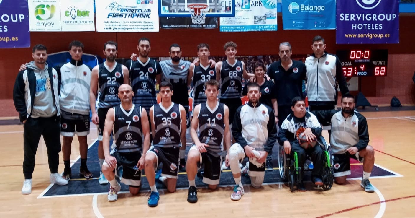 El equipo de Benidorm antes de jugar contra el líder