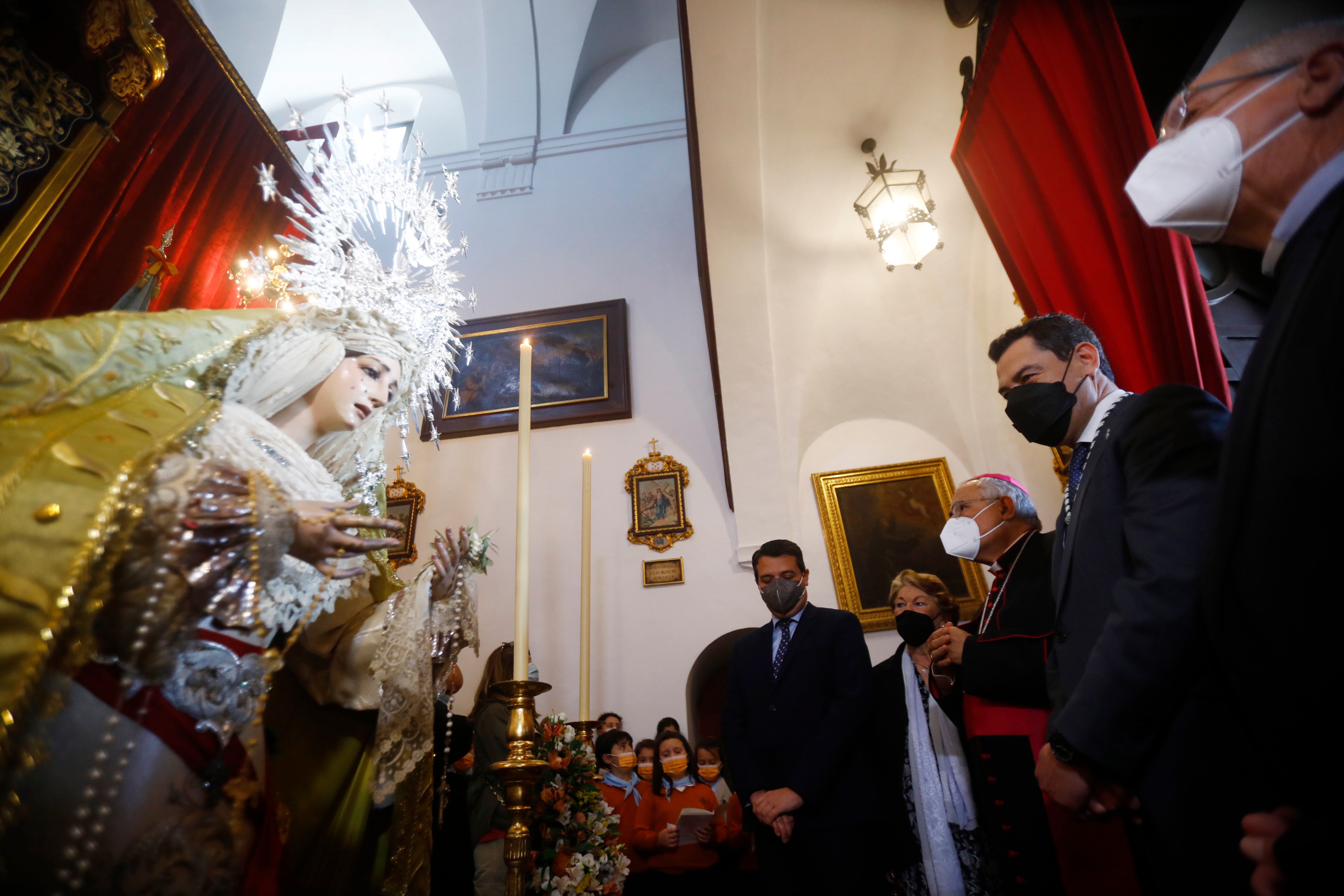 GRACÓRDOBA, 08/04/2022.-El presidente de la Junta de Andalucía Juanma Moreno(2d), junto a la virgen de la Paz y Esperanza en la iglesia conventual del Santo Ángel En la Plaza de Capuchinos de Córdoba donde en declaraciones a los periodistas ha dicho que decidirá la fecha de los próximas elecciones regionales la &quot;semana siguiente&quot; a Semana Santa tras concluir el &quot;periodo de reflexión&quot; en el que se encuentra y &quot;consultar&quot; que es &quot;lo mejor&quot; para la comunidad autónoma. EFE/Salas
