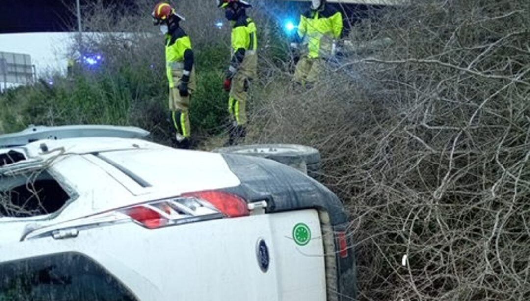 Imagen en la que ha quedado el vehículo accidentado tras caer por el terraplén