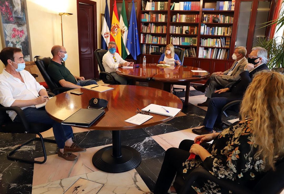 Antonio De María durante una reunión en el Ayuntamiento de Jerez 