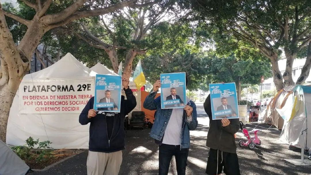 Miembros de la Plataforma Ciudadana &quot;Acampada Reivindicativa por el Derecho a la Vivienda&quot; pidiendo la dimisión del consejero.