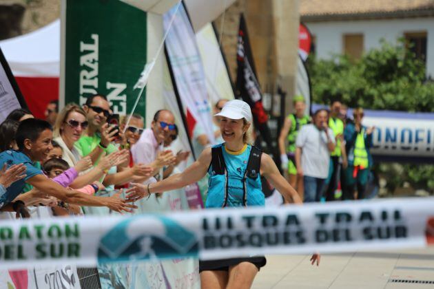 Noelia Camacho cruzando la linea de meta.3 veces campeona de la prueba