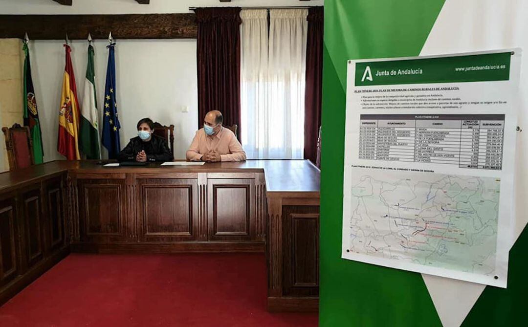 La delegada de Agricultura, Soledad Aranda, y el alcalde de Iznatoraf, Pascual Manjón, durante la presentación de las intervenciones.