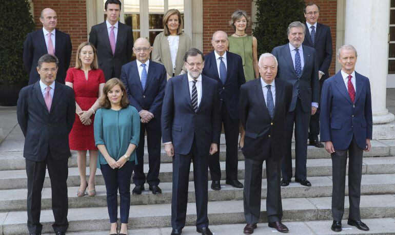 GRA030. MADRID, 03/07/2015.- El presidente del Gobierno, Mariano Rajoy (c), posa hoy en el Palacio de la Moncloa junto a sus trece ministros (de izda a dcha y de arriba abajo): de Economía, Luis de Guindos; de Industria, José Manuel Soria; de Empleo, Fáti