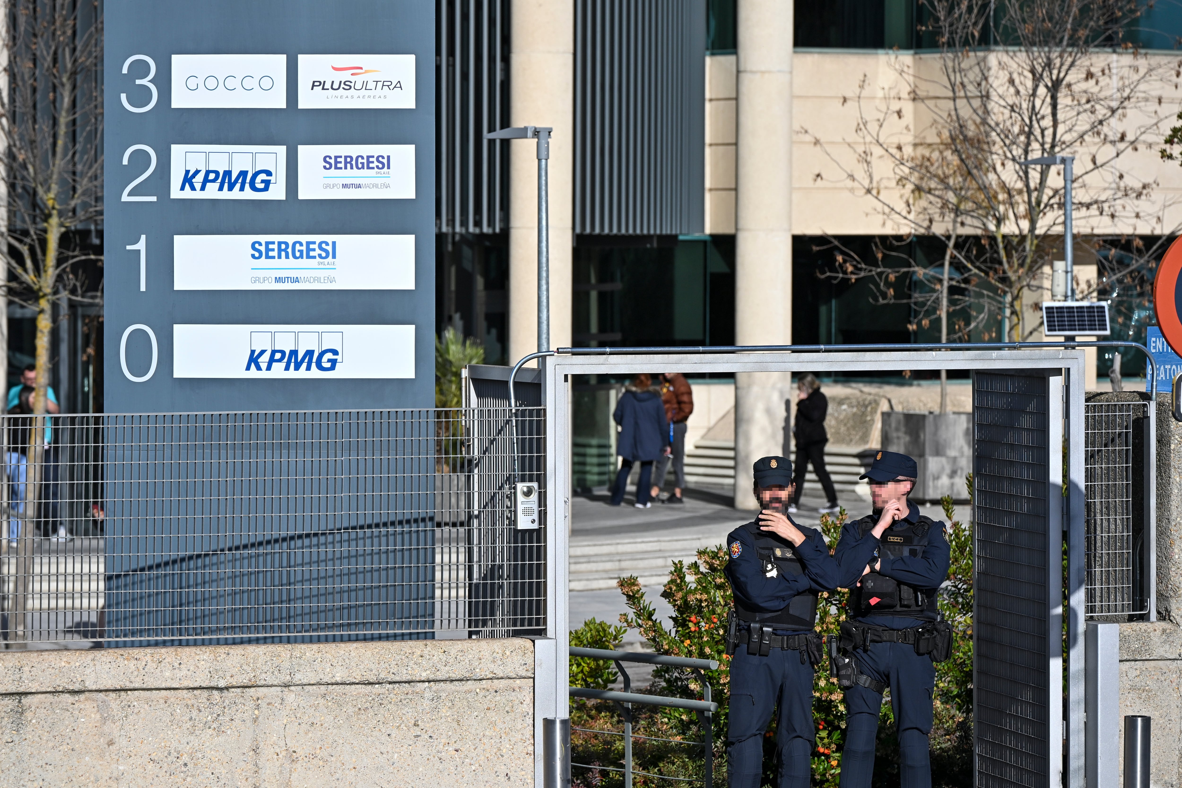 La Policía Nacional registrando la sede de la empresa de aerolíneas Plus Ultra