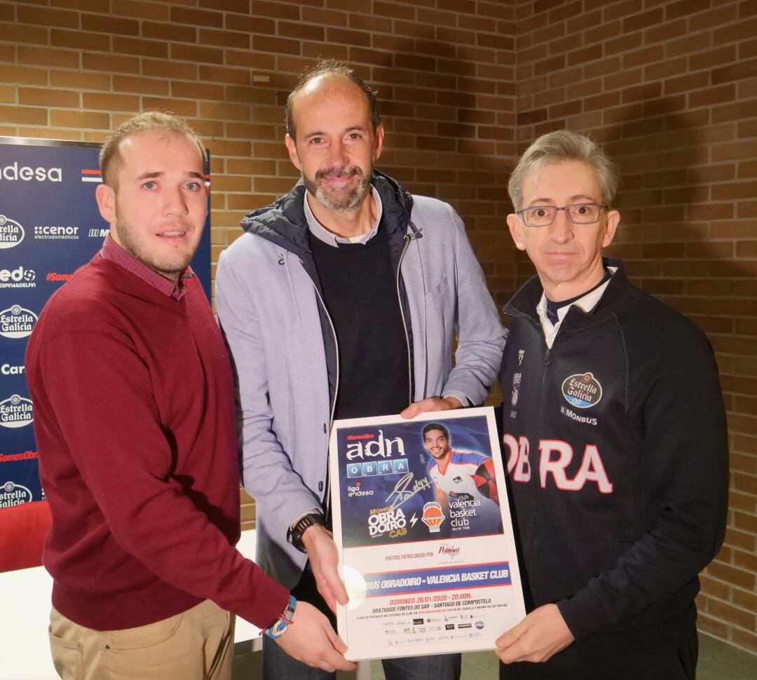 Daniel Agra, Diego Pardal y Moncho Fernández, posan con el cartel del partido patrocinado por Vermú St. Petroni