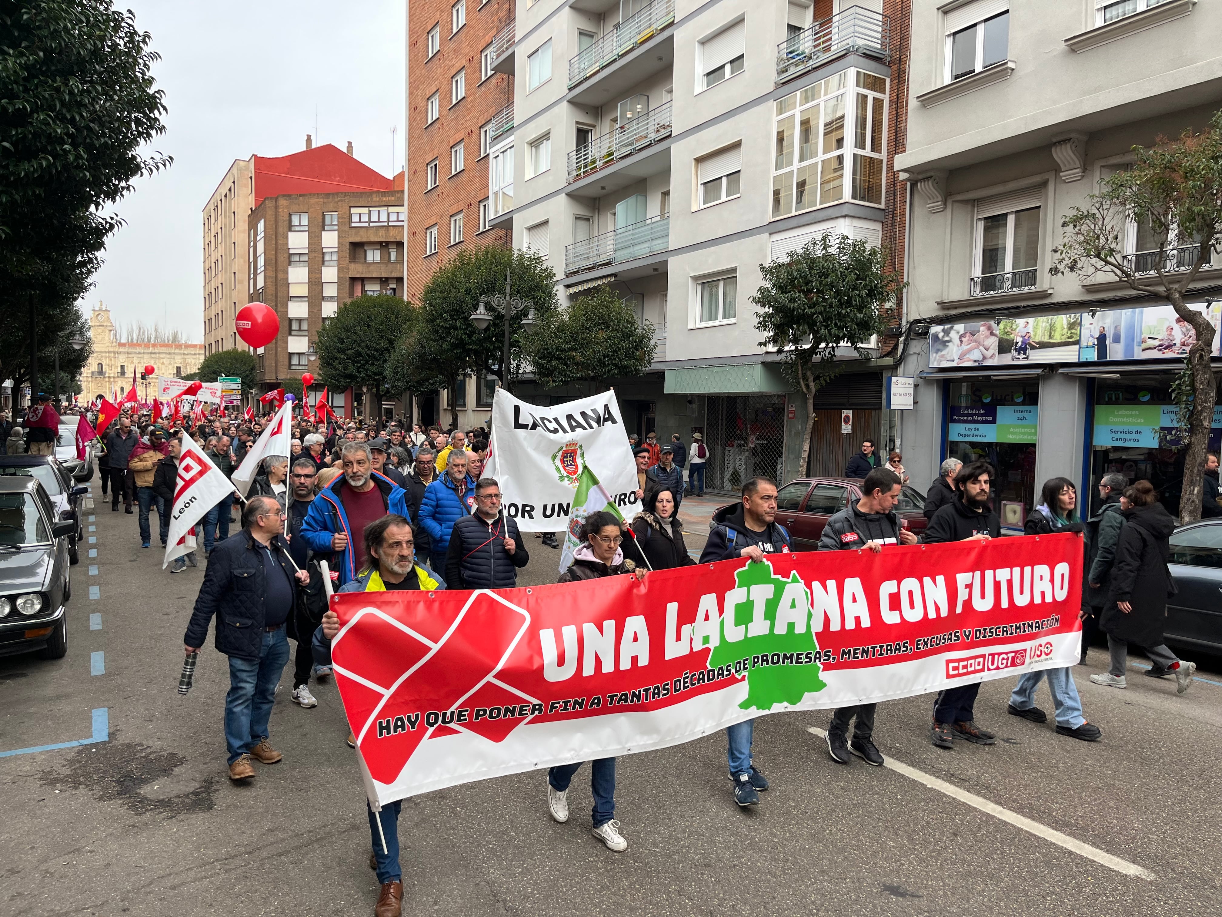 Todas la comarca se unieron a la marcha como esta representación de Laciana