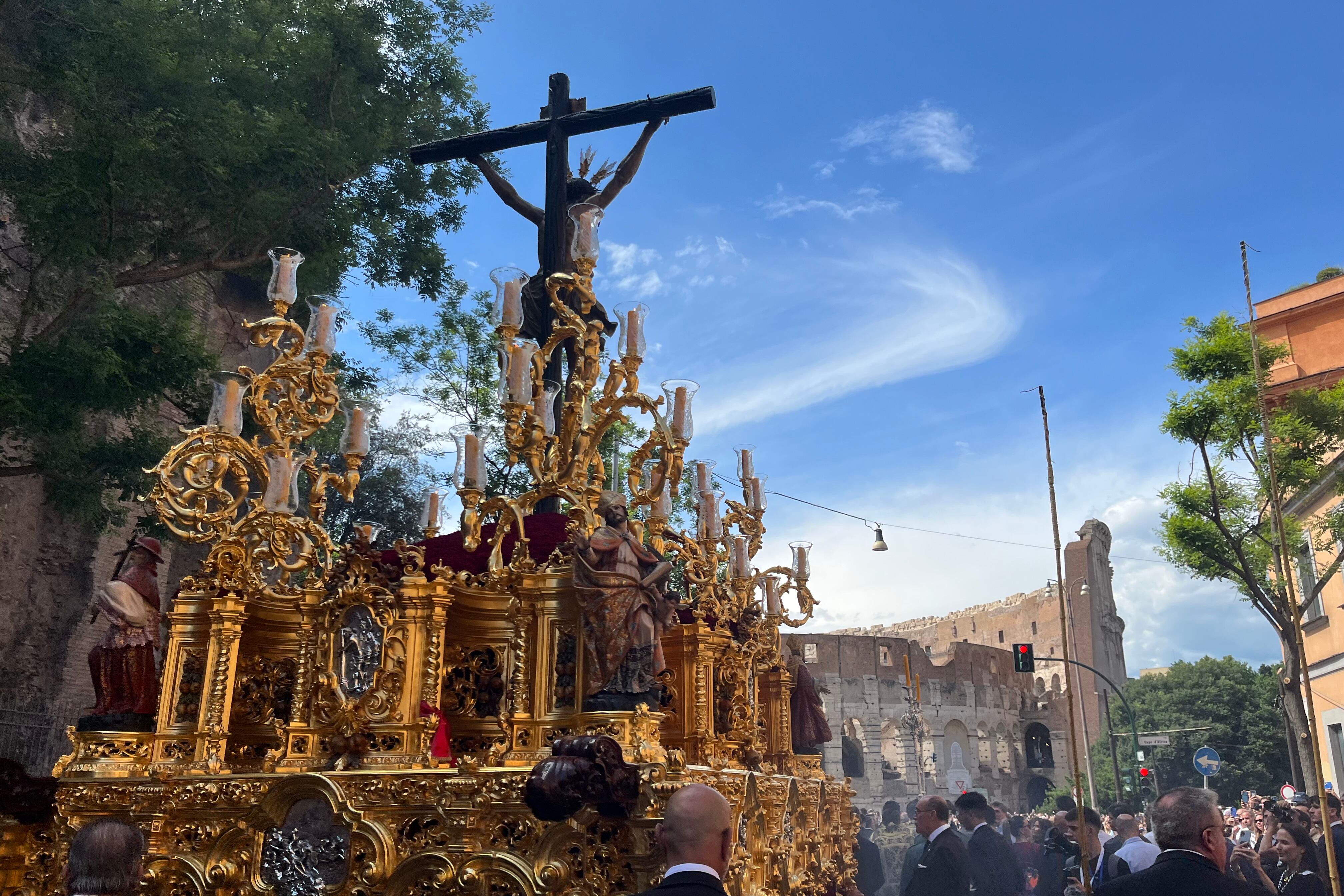 ROMA (ITALIA), 17/05/2025.- Nazarenos participan en una procesión histórica y que difícilmente se volverá a repetir en la que el paso del Nazareno de la Cofradía del Dulce Nombre de Jesús Nazareno -imagen del siglo XVII- ha estado acompañado de otros emblemáticos pasos de la Semana Santa española como el Cristo de la Expiración 'El Cachorro' (Sevilla), y la Virgen de la Esperanza Coronada (Málaga), este sábado en Roma (Italia). EFE/ Miguel Salvatierra