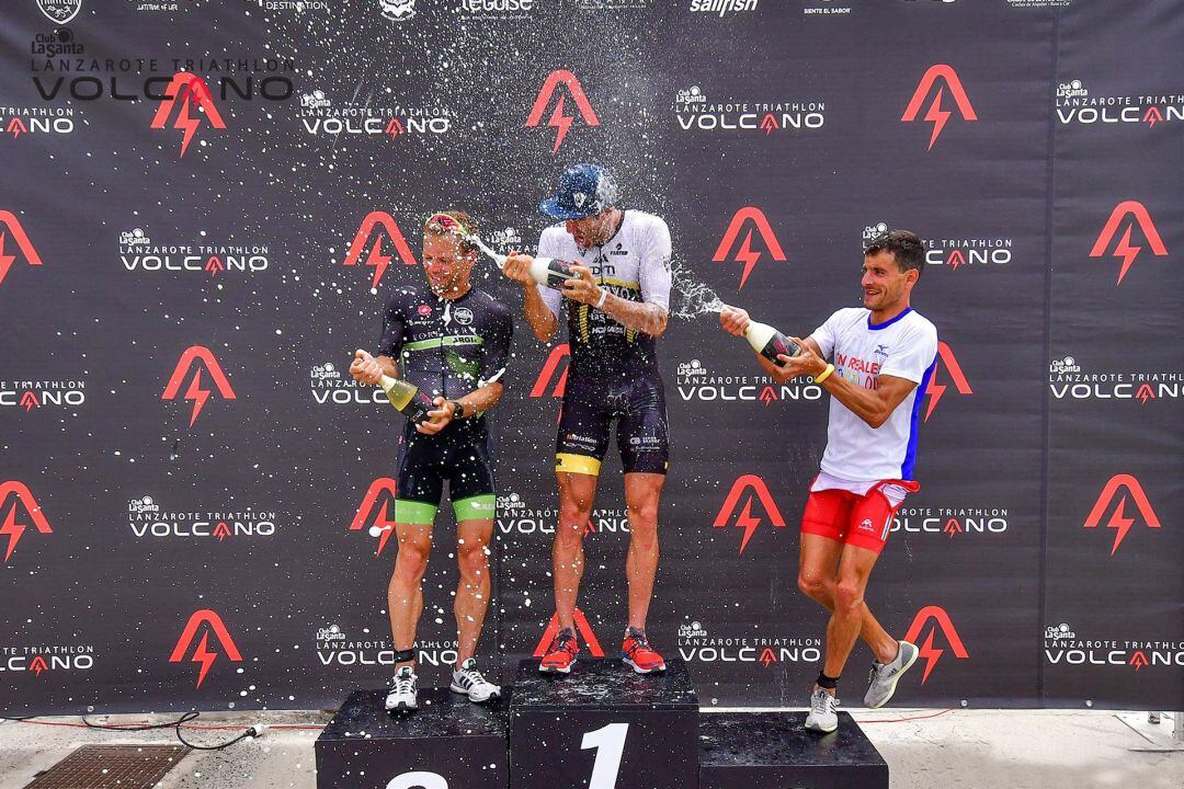 Podium de una de las ediciones del Triatlón Volcano de Lanzarote.