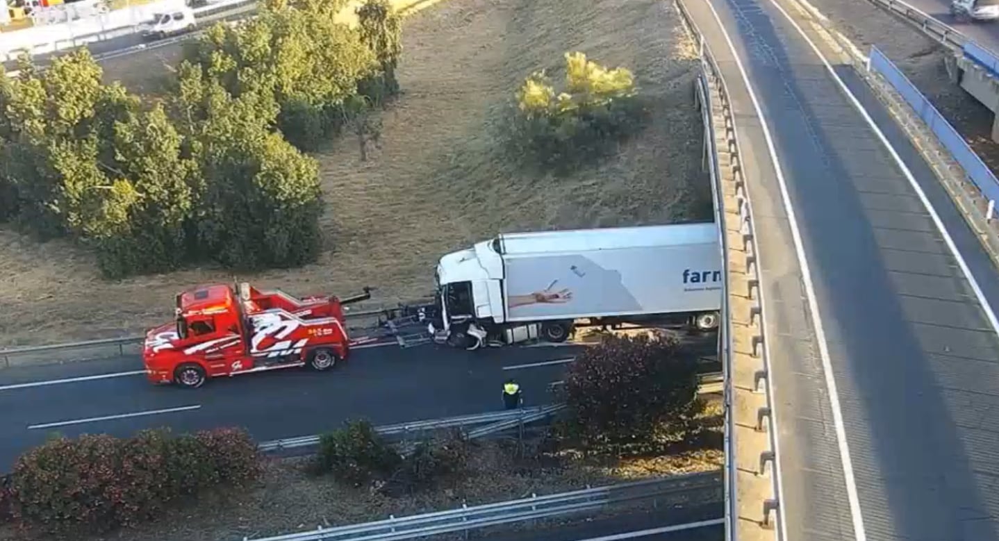 Trabajos de retirada de un camión que ha colisionado con otro en la A-4 a la altura del Arenal. Imagen: DGT.