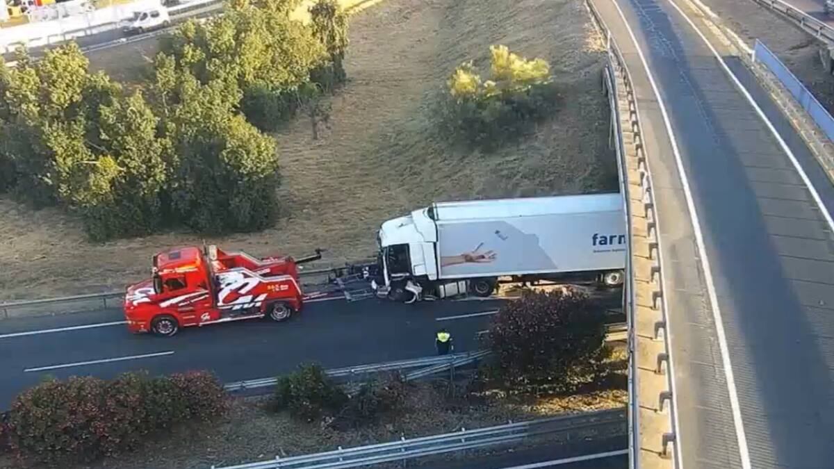 Un herido en una colisión entre dos camiones en la A-4 a su paso por El Arenal en Córdoba