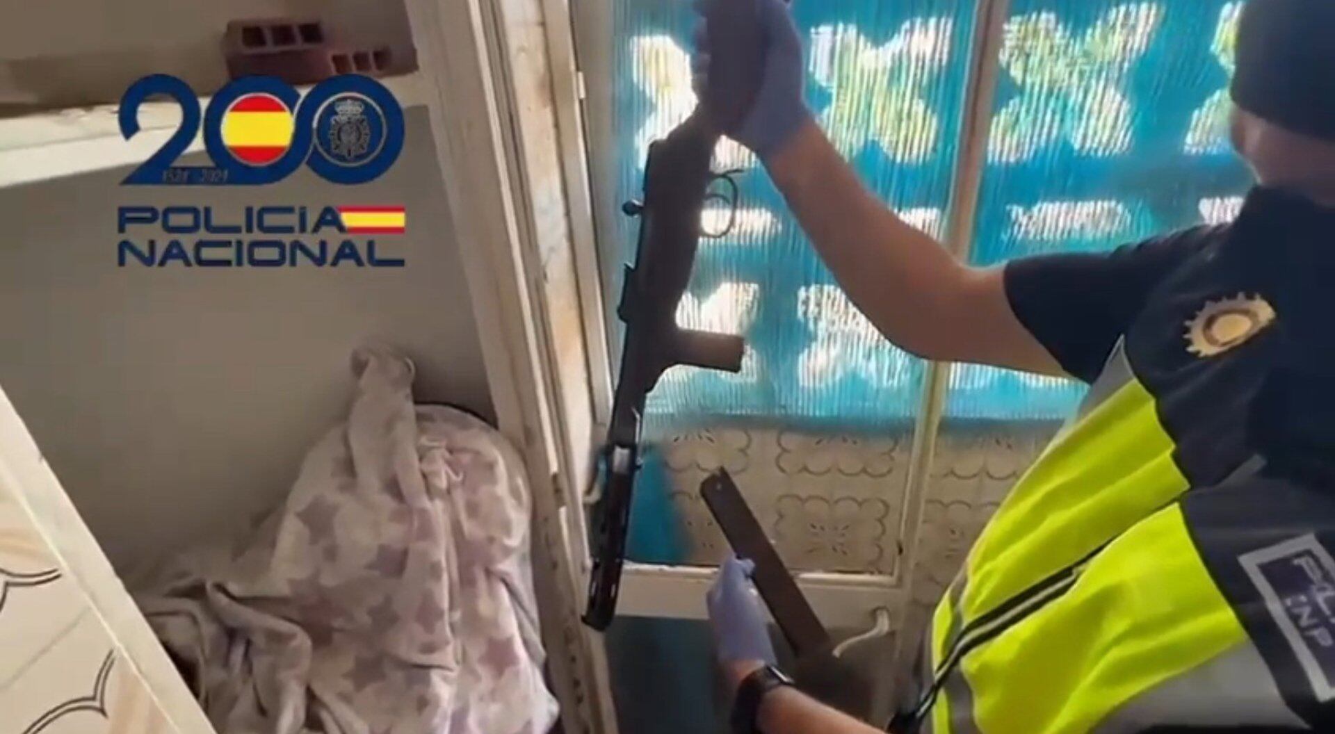Un agente con el subfusil intervenido en la operación antidroga realizada en la barriada de San Benito en Jerez