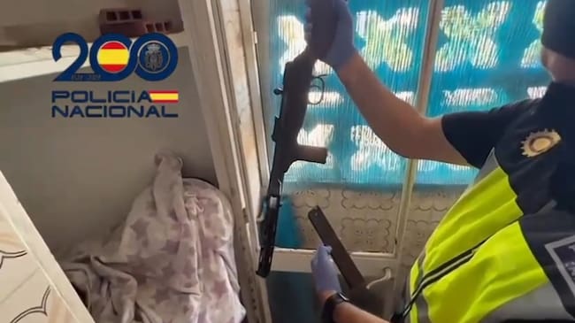 Un agente con el subfusil intervenido en la operación antidroga realizada en la barriada de San Benito en Jerez