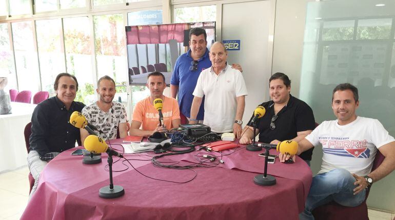 Álvaro García, jugador del Hércules, con los miembros del Sanedrín, en el restautante Koki