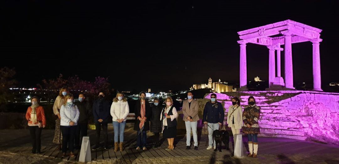 Los Cuatro Postes se han iluminado de rosa para conmemorar el Día Internacional contra el Cáncer de Mama