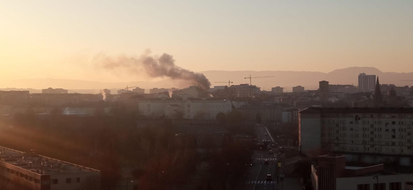 Densa columna de humo en el incendio de una vivienda en la calle Duquesa de la Victoria en Logroño