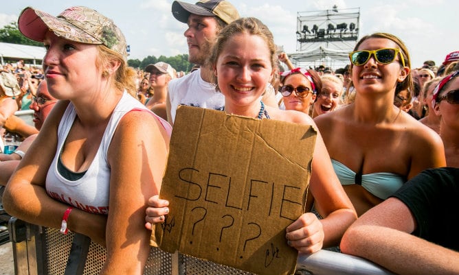 Una chica pidiendo un selfie a sus ídolos