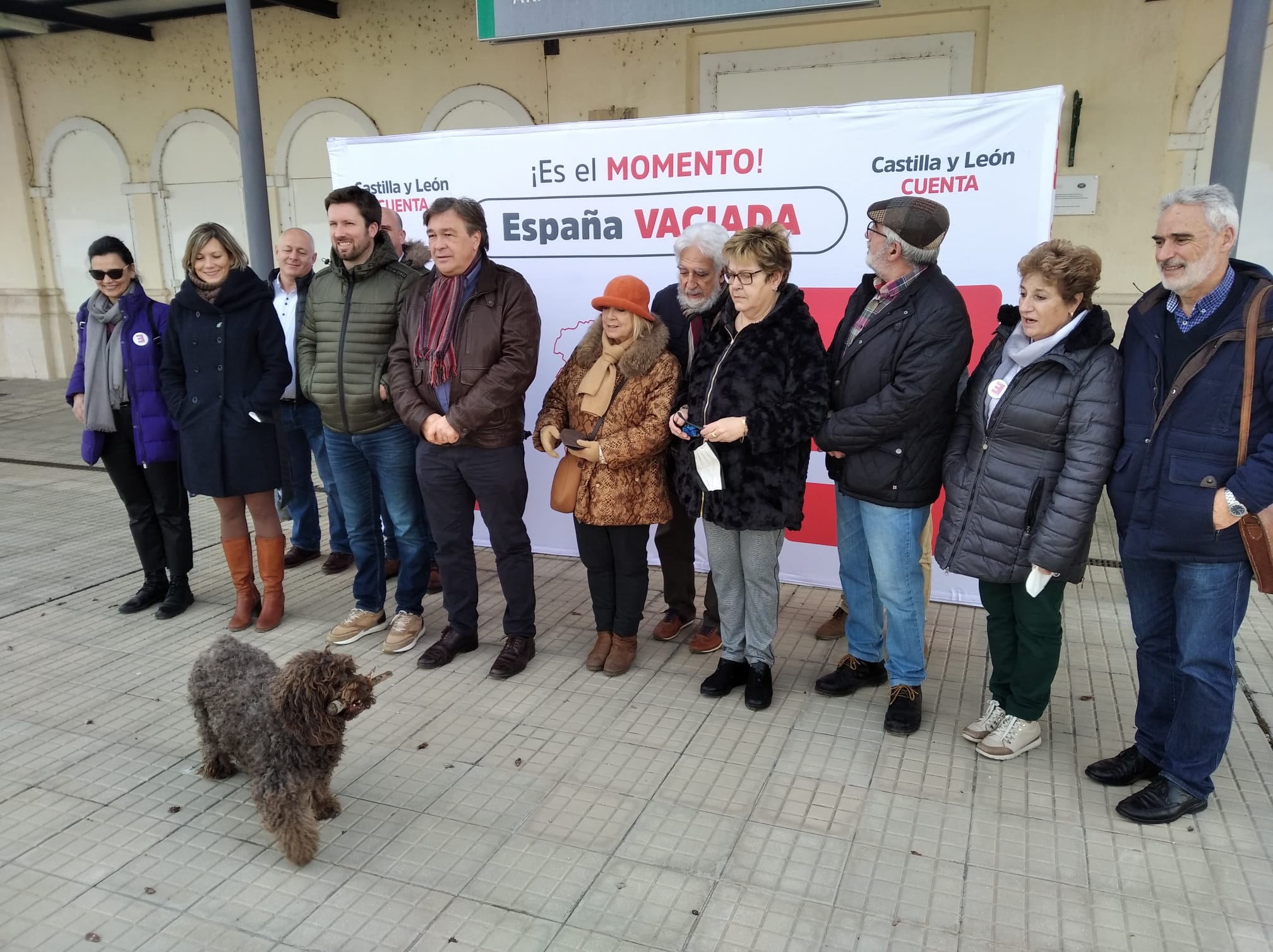 Foto de familia en el acto de cierre de campaña en la estación de tren