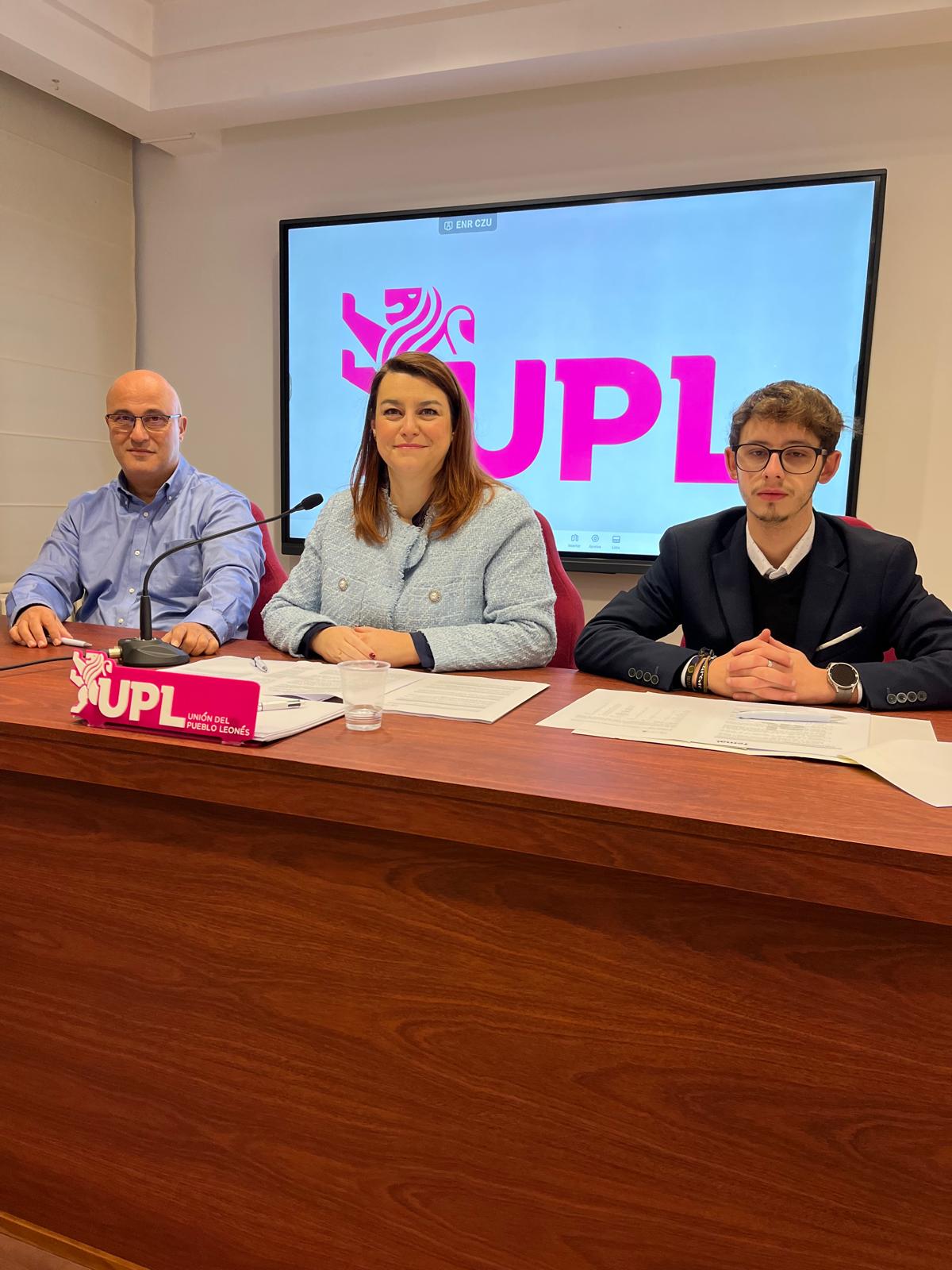Sheila Fernández, José Vicente Álvarez y Gistavo Díez, de la secretaría de educación de UPL