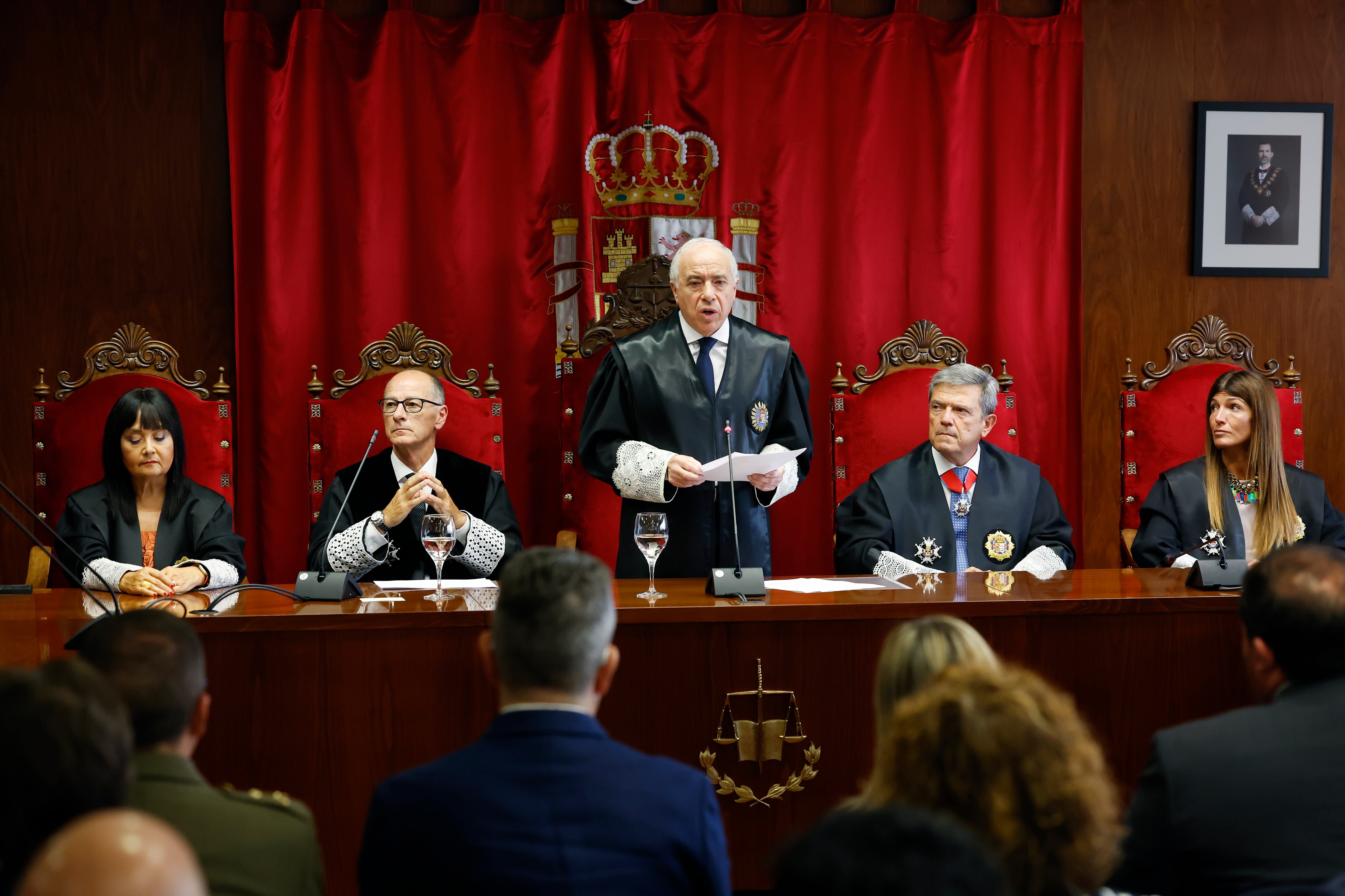 PAMPLONA, 22/09/2025.- El presidente del Tribunal Superior de Justicia de Navarra (TSJN), Julián Huarte (c), ha alertado de que los Juzgados de Primera Instancia que enjuician asuntos civiles y los de lo Social que juzgan los casos laborales presentan una sobrecarga del 125,9% los primeros y del 80,2% los segundos. En su primer discurso en un acto de apertura del año judicial, Huarte ha explicado que los órganos de estas jurisdicciones están muy por encima del criterio modulador de carga de trabajo a la que se refiere una orden del Ministerio de Justicia, que contempla la creación de plazas cuando se supera en más de un 30% de media los módulos de entrada de asuntos durante 5 años. EFE/ Jesús Diges