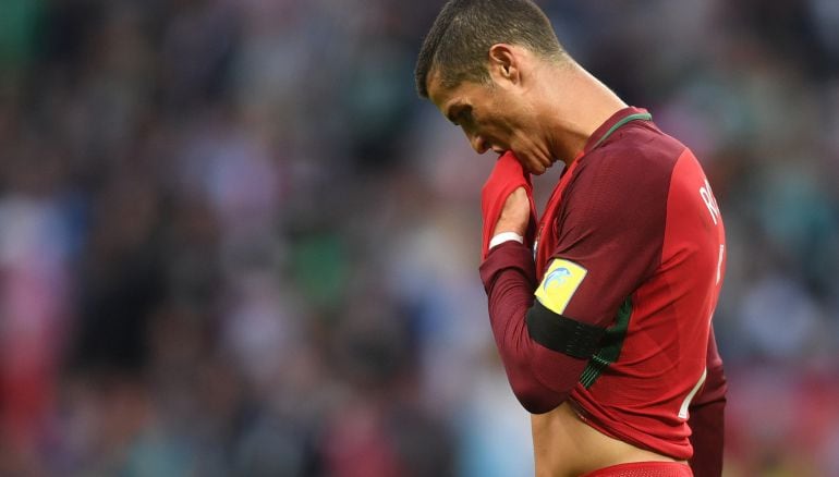 Cristiano Ronaldo se muerde la camiseta en su partido frente a México