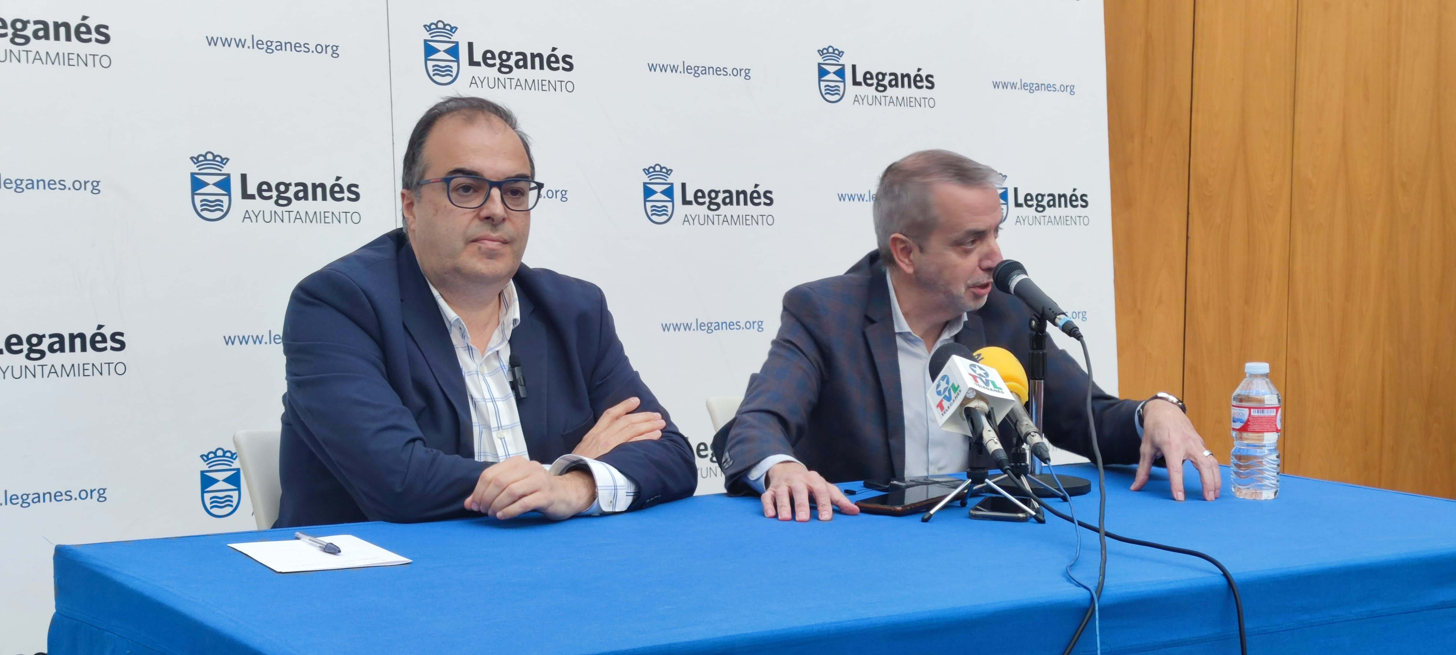 Santiago LLorente, alcalde de Leganés, y Enrique Morago, vicealcalde de Leganés, durante la rueda de prensa donde se ha hablado de la presentación de una segunda querella contra el portavoz del PP de la ciudad.