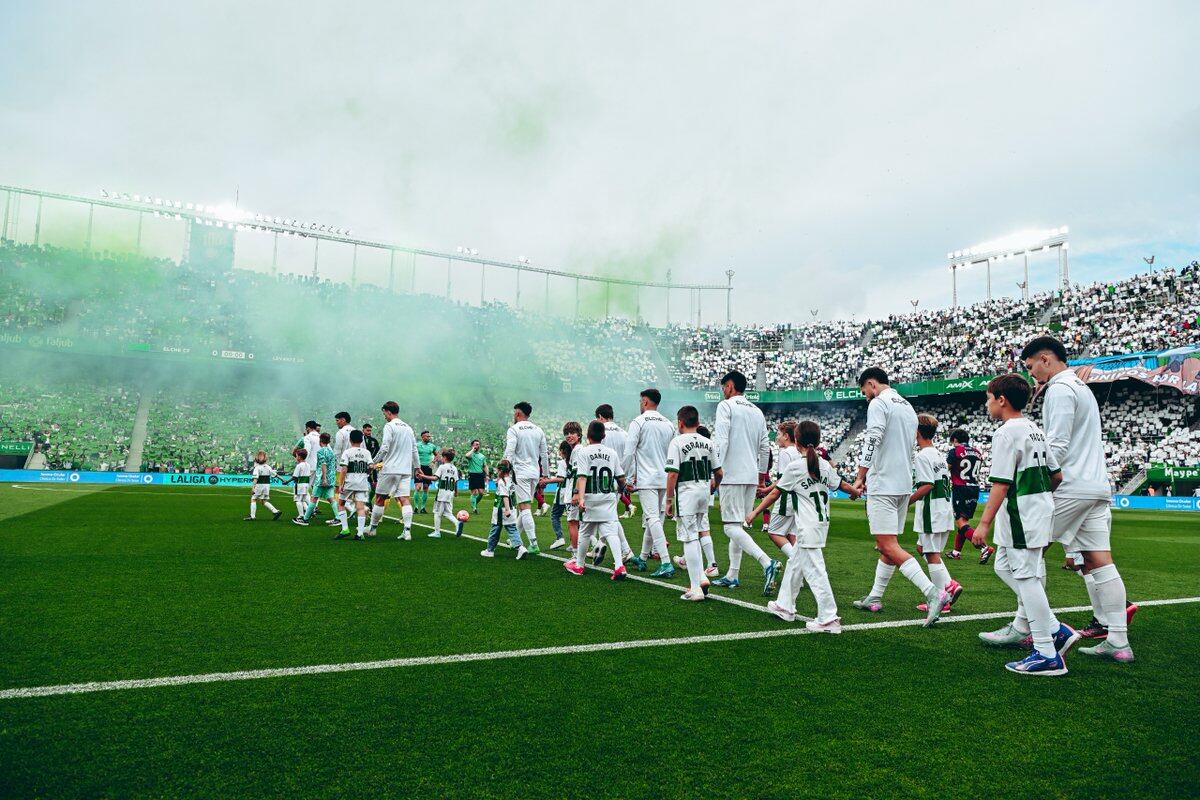 Salida del Elche CF al Martínez Valero la pasada jornada ante el Levante