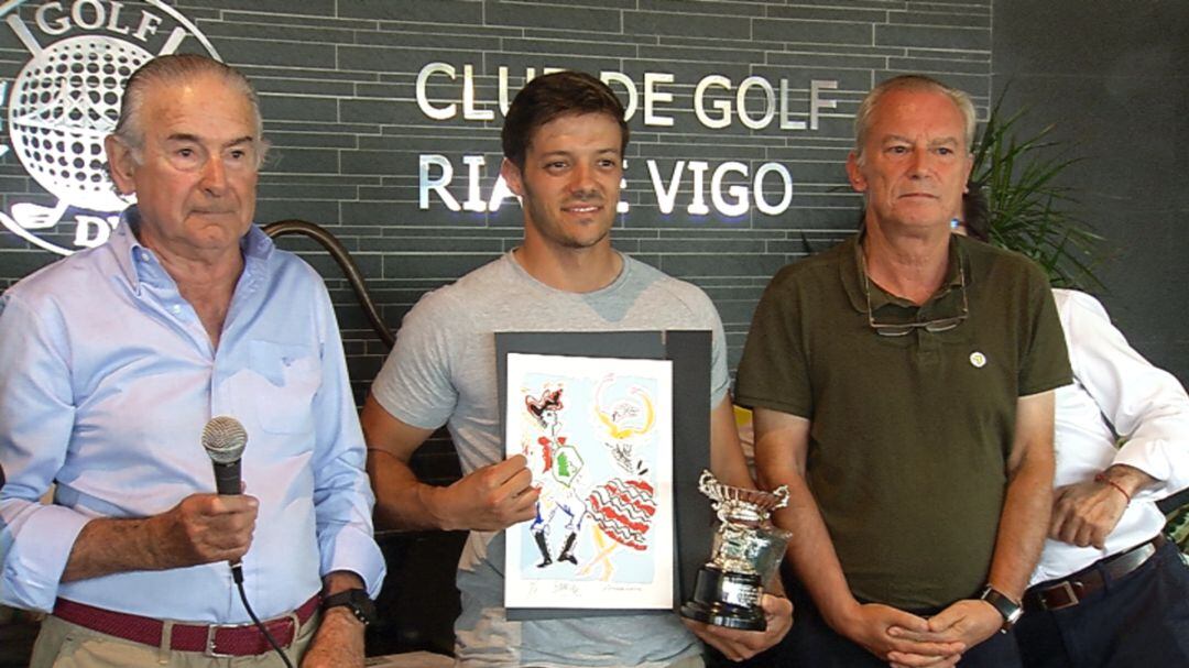 El presidente de Ediprem, Eugenio González de Haz (izq.), junto al ganador del torneo, Adrián Martínez, en el centro.