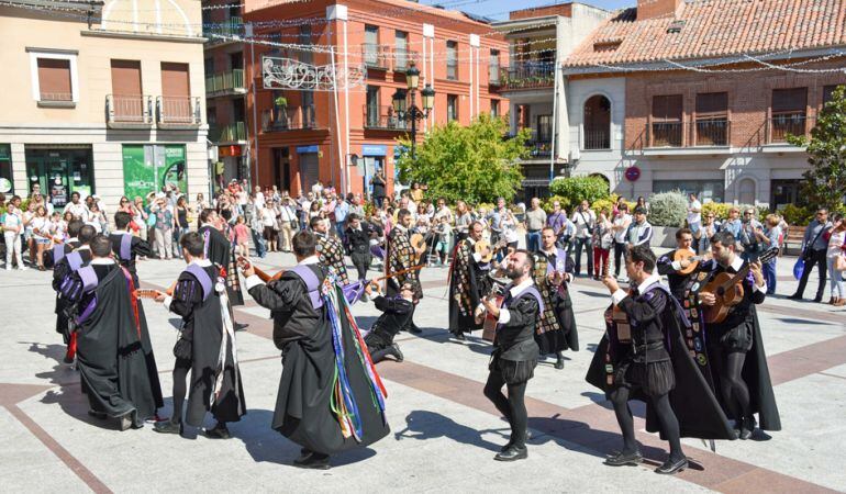 A lo largo del certamen, las tunas animan las principales calles y plazas colmenareñas con su canciones, rondas y música en directo