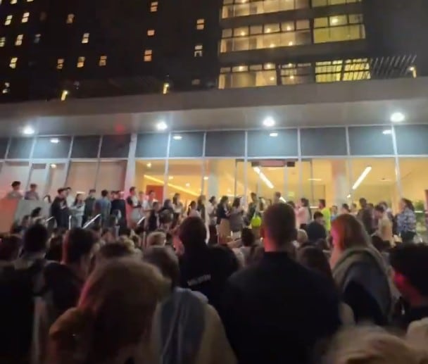 Exterior del edificio en el que una joven española hizo saltar las alarmas de incendios.